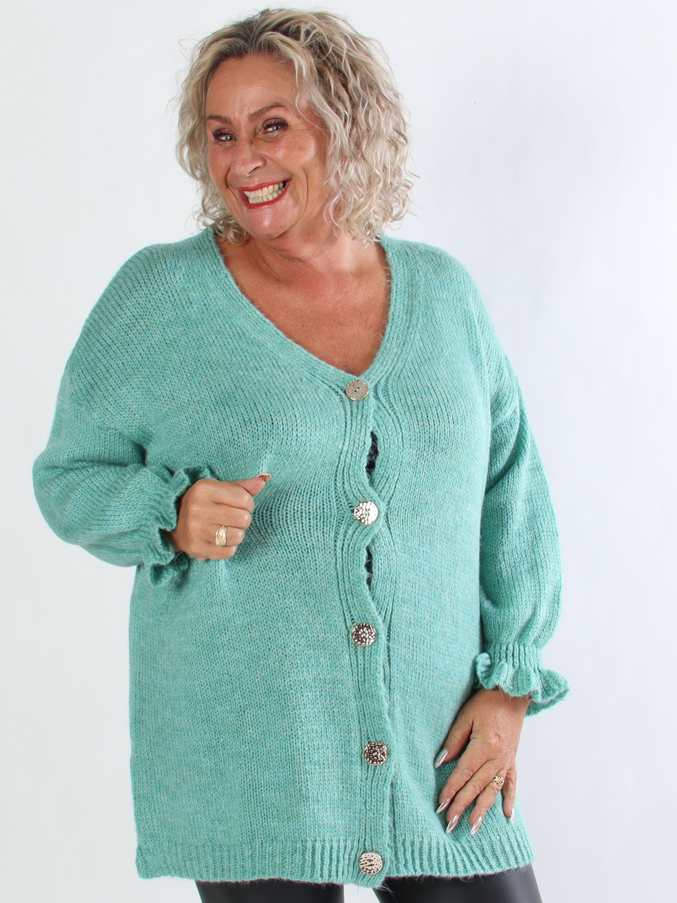 Celeste - Plus size strikcardigan med guld knapper og flæseærmer